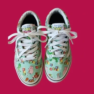 Vans toy story old skoool andys toys unisex women 5.5 men 4.0